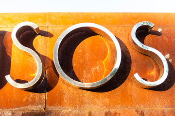 S.O.S. EN BRONCE LOGOTIPO SOS