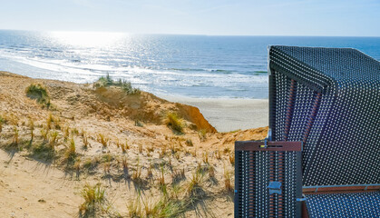 Strandkorb vor Rotem Kliff Sylt - obrazy, fototapety, plakaty