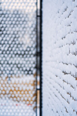 clôture du terrain de basketball sous la neige