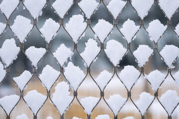 clôture du terrain de basketball sous la neige