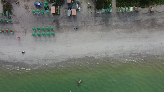 Vue a&eacute;rienne panoramique d&rsquo;une plage en bord de mer avec eau turquoise et bateau
