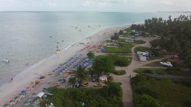 Vue a&eacute;rienne panoramique d&rsquo;une plage en bord de mer avec eau turquoise et bateau