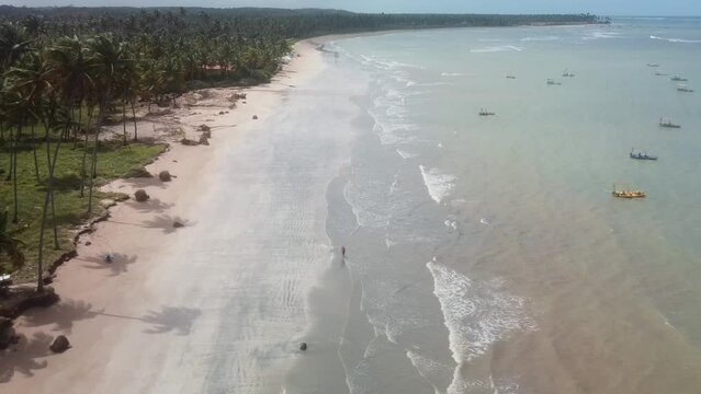 Vue a&eacute;rienne panoramique d&rsquo;une plage en bord de mer avec eau turquoise et bateau
