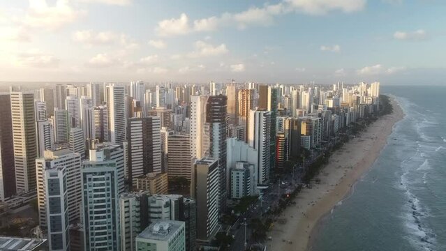 Vue a&eacute;rienne panoramique de Recife avec la plage au couch&eacute; de soleil, Pina, Boa Viagem, Jaboat&atilde;o dos Guararapes, Br&eacute;sil
