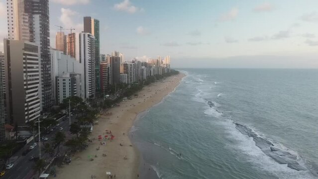 Vue a&eacute;rienne panoramique de Recife avec la plage au couch&eacute; de soleil, Pina, Boa Viagem, Jaboat&atilde;o dos Guararapes, Br&eacute;sil
