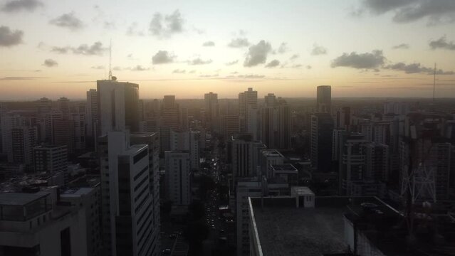 Vue a&eacute;rienne panoramique de Recife avec la plage au couch&eacute; de soleil, Pina, Boa Viagem, Jaboat&atilde;o dos Guararapes, Br&eacute;sil
