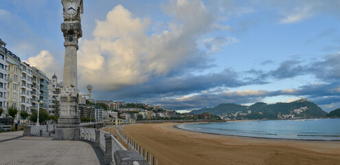 panoramique plage de ville balnéaire de Saint Sébastien Espagne au lever du jour