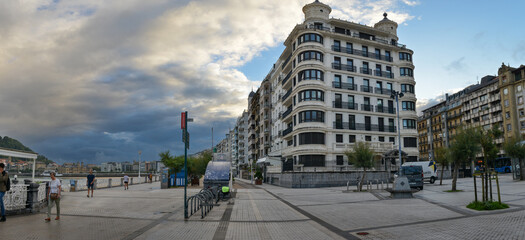 panoramique promenade de ville balnéaire de Saint Sébastien Espagne au lever du jour