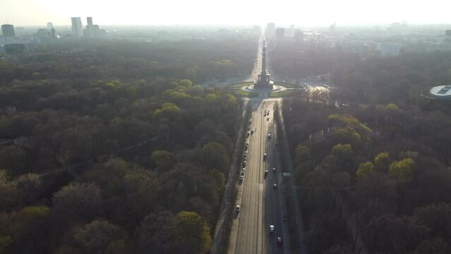 Vue a&eacute;rienne panoramique de la Colonne de la Victoire &agrave; Berlin au couch&eacute; de soleil, rond point du Tiergarten, Allemagne
