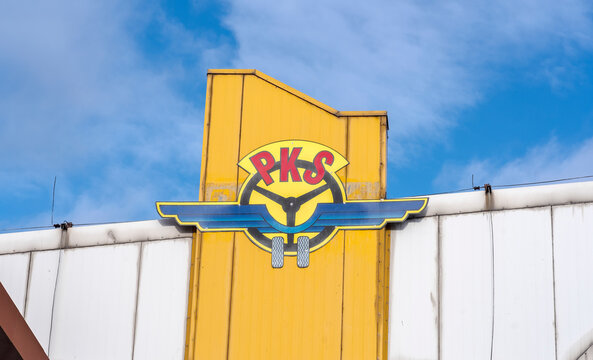 Polska Ostrowiec Świętokrzyski 16 11 2023 godz 13:02. Stary dworzec autobusowy logo PKS ( Polskiej Komunikacji Samochodowej.  Logo firmy komunikacji autobusowej na tle mocno błękitnego nieba .