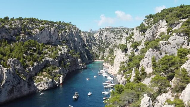 Vue a&eacute;rienne panoramique du Parc national des Calanques sur la c&ocirc;te M&eacute;diterran&eacute;e avec montagne en bord de mer, Marseille, Casis, France