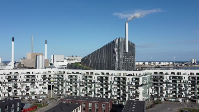 Vue a&eacute;rienne panoramique de CopenHill dans la ville capitale Copenhague, quartier Margretheholm Danemark, Europe
