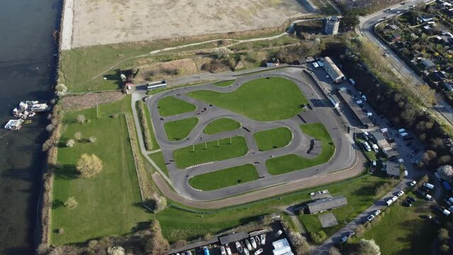 Vue a&eacute;rienne panoramique d&rsquo;une piste de karting, circuit automobile
