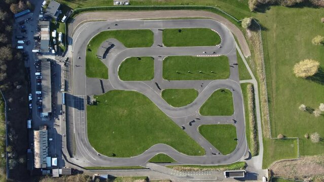 Vue a&eacute;rienne panoramique d&rsquo;une piste de karting, circuit automobile
