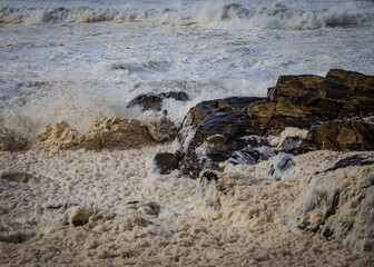 Ondas do mar em dias de tempestade. Agita&ccedil;&atilde;o mar&iacute;tima.