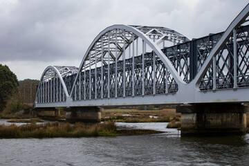 Detalhe de uma ponte de travessia de trem metálico sobre o rio.
