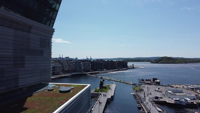 Vue a&eacute;rienne panoramique de la ville Oslo avec architecture Barcode Project, la mer, op&eacute;ra, mus&eacute;e Munch et rail de train, Norv&egrave;ge