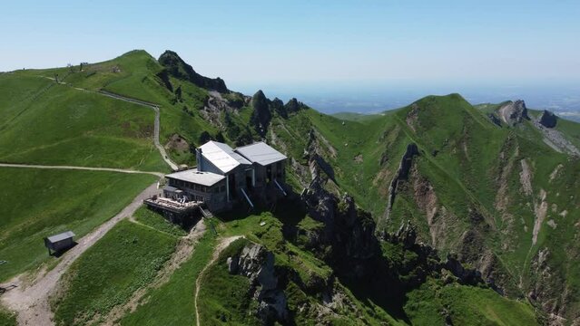 Vue a&eacute;rienne d&rsquo;une montagne avec vall&eacute;e, rivi&egrave;re et t&eacute;l&eacute;ph&eacute;rique, Puy de Sancy, vall&eacute;e de Chaudefour, france
