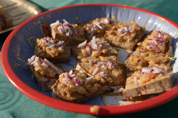 fried pig fat spread and onion on black bread 
