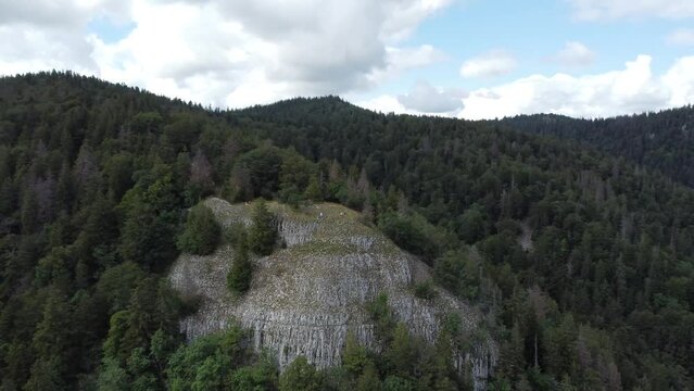 Vue a&eacute;rienne d&rsquo;une montagne avec belv&eacute;d&egrave;re et falaise en bord de route, col de la faucille, gex, Turet, Jura