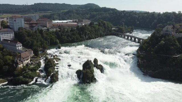 Vue a&eacute;rienne panoramique des chutes du Rhin, cascade, Schaffhausen, Suisse

