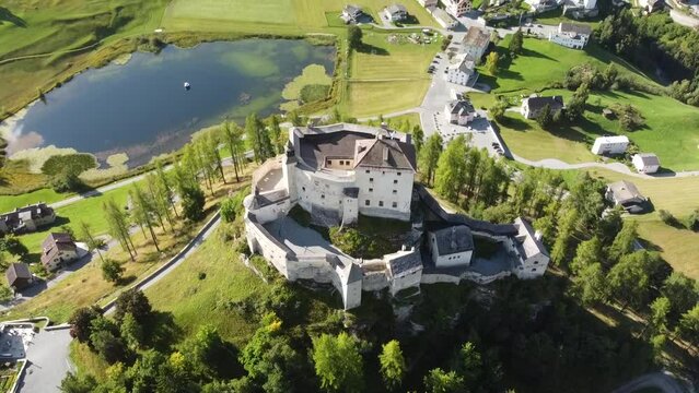Vue a&eacute;rienne panoramique d&rsquo;un ch&acirc;teau au bord d&rsquo;un lac dans une vall&eacute;e de montagne, Saint Moritz, Alpes, Europe
