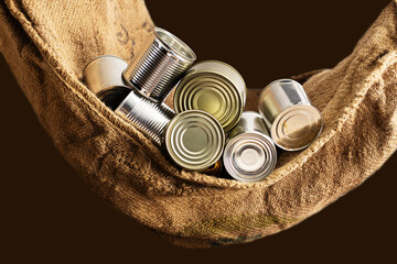 Conjunto de latas viejas sobre costal de yute o henequen.