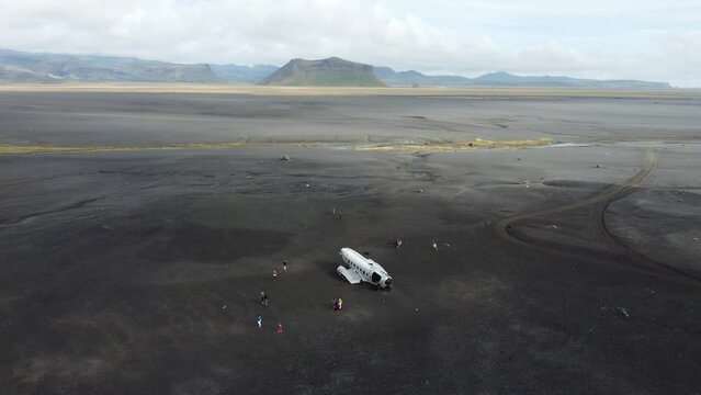 Vue a&eacute;rienne de l&lsquo;&eacute;pave d&rsquo;avion DC3 &eacute;cras&eacute; sur la c&ocirc;te sud de l'Islande, plage de sable noir
