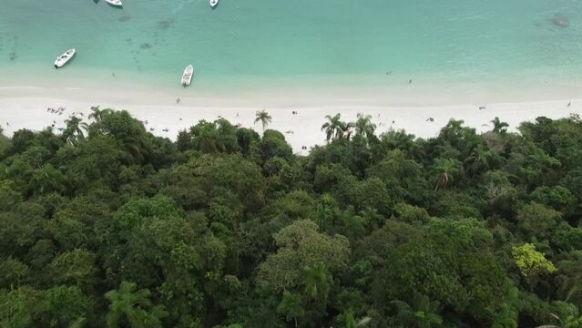 Vue a&eacute;rienne au drone d'une &icirc;le paradisiaque avec oc&eacute;an bleu turquoise, paysage plage littoral calme avec bateau, Ilha Grande, &eacute;tat de Rio, Br&eacute;sil