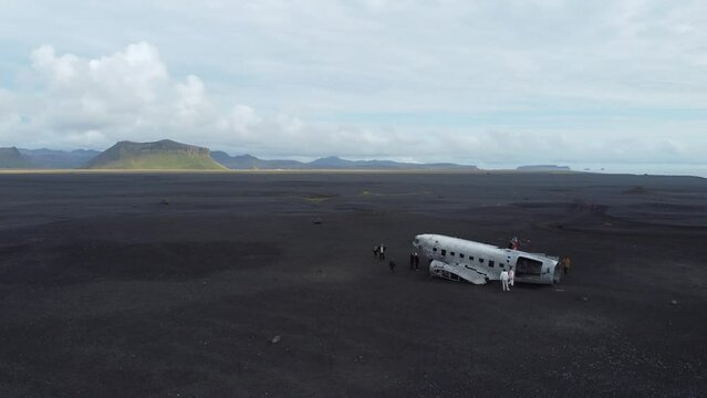 Vue a&eacute;rienne de l&lsquo;&eacute;pave d&rsquo;avion DC3 &eacute;cras&eacute; sur la c&ocirc;te sud de l'Islande, plage de sable noir.