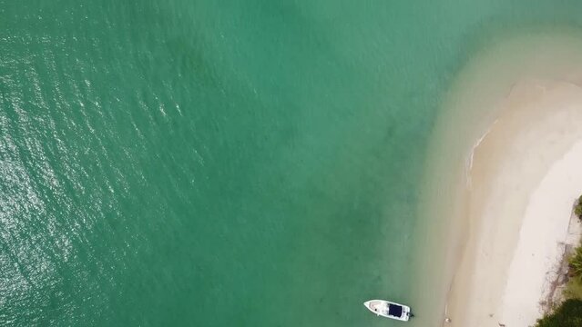 Vue a&eacute;rienne au drone d'une &icirc;le paradisiaque avec oc&eacute;an bleu turquoise, paysage plage littoral calme avec bateau, Ilha Grande, &eacute;tat de Rio, Br&eacute;sil