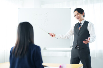 女の子に勉強を教える先生