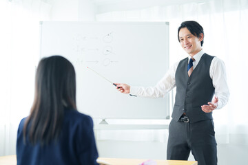 女の子に勉強を教える先生