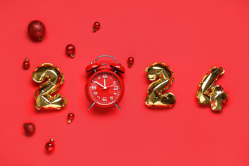 Figure 2024 made of foil balloons and alarm clock on red background - obrazy, fototapety, plakaty
