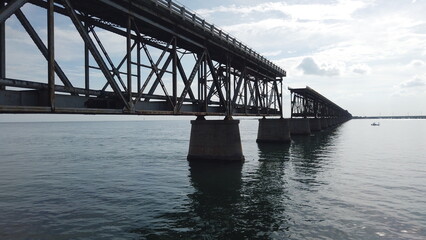 Puente antiguo sobre el agua