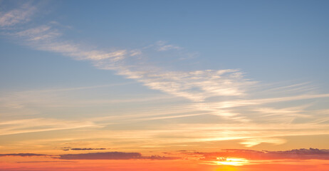 Obraz premium Beautiful dramatic scenic sunset sky background