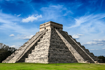 Fototapeta na wymiar Travel Mexico background - Anicent Maya mayan pyramid El Castillo (Kukulkan) in Chichen-Itza, Mexico