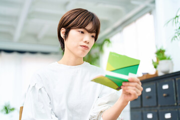 通帳を眺める若い女性