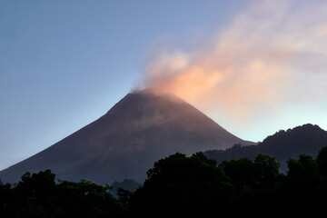 Merapi volcano - obrazy, fototapety, plakaty