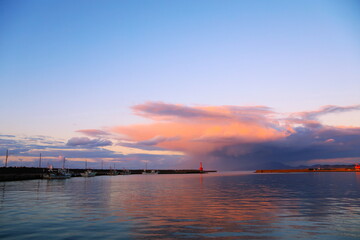 夕焼けに染まる漁港