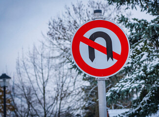 Ein Straßenschild mit dem Hinweis wenden verboten