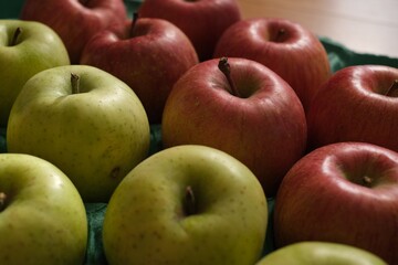 並んでいる青りんごと赤いりんご