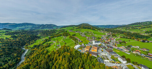 Der idyllisch gelegene Ort Hittisau im Bregenzerwald im Luftbild
