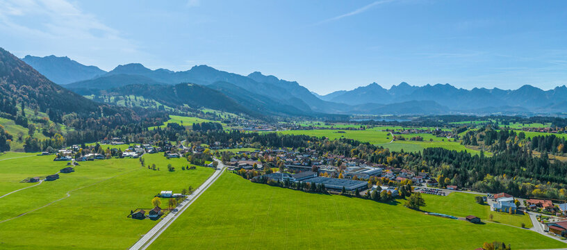 Herbst im Ostallg&auml;u bei Halblech, Blick &uuml;ber den Ort zum Alpenrand
