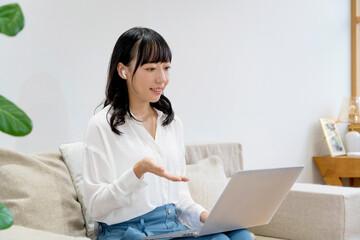 リモートワーク女性イメージ