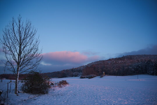 Farbige Wolken nach dem ersten Schnee