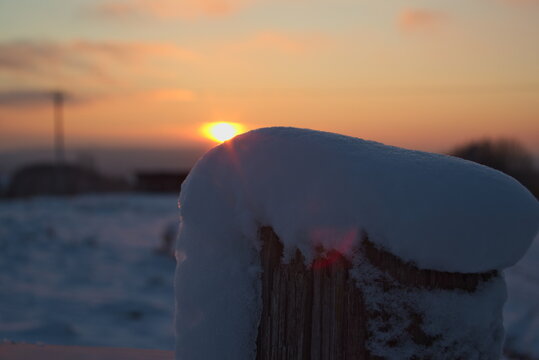 Stimmungsvoller Sonnenuntergang am kalten Winterabend nach dem ersten Schnee