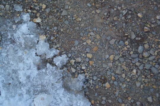 Schnee und Eis auf dem Kiesweg