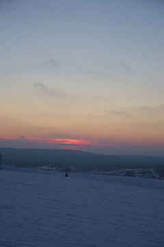 Stimmungsvoller Sonnenuntergang am kalten Winterabend nach dem ersten Schnee