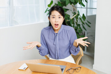 ショックを受ける女性